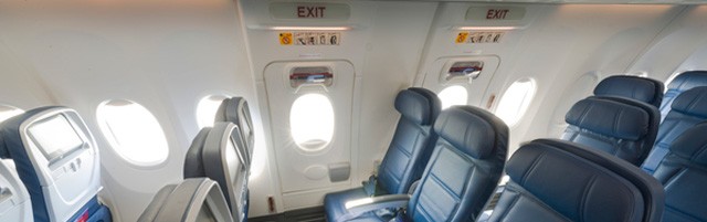 Sièges en Cabine Principale au niveau d’une issue de secours sur un Boeing 737-900ER (739). 