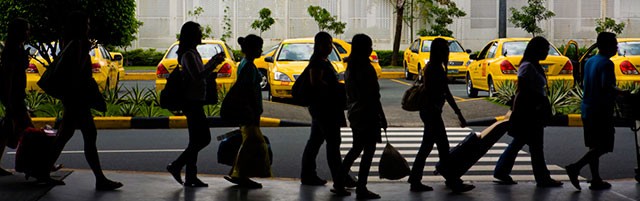 Viajeros esperando el transporte en el aeropuerto